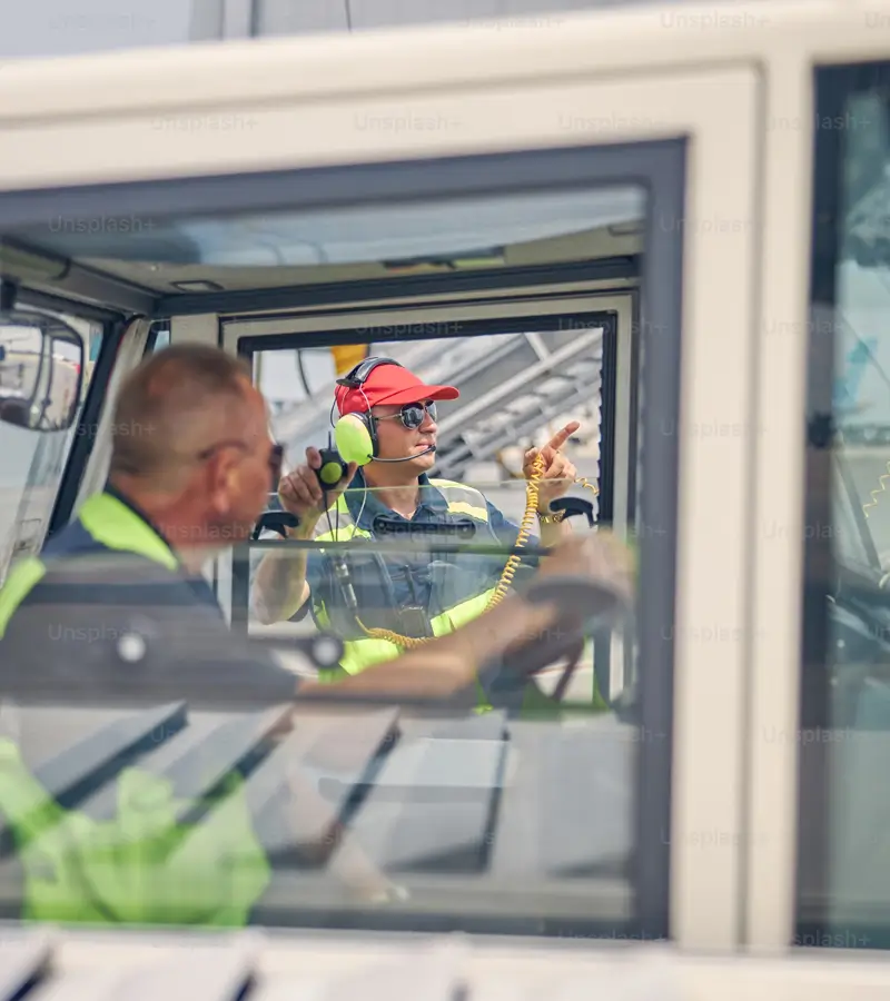 Airport staff working in a quieter environment thanks to electric GSE.